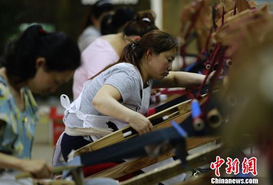 她們生產(chǎn)的土家族織錦掛飾,鞋包,床上用品等土家族織錦產(chǎn)品,已出口到